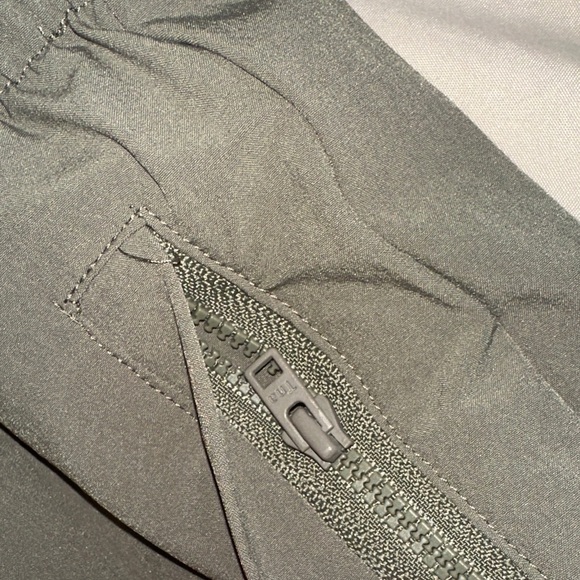 TWO WOMENS TNA ARITZIA MEDIUM TRACK JOGGERS OLIVE GREEN AND BLACK - Picture 3 of 10